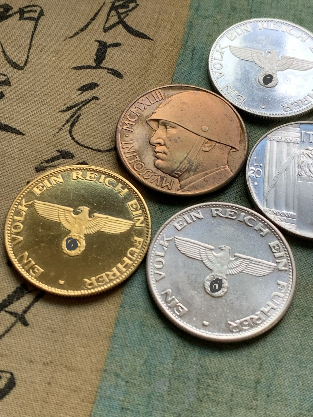 《竞宝斋》第49场-本周日，周一2场连拍（全场不限金额包邮） 元首头像纪念章5枚、墨索里尼头像纪念章1枚（共6枚），其中一枚正面元首头像、背面墨索里尼头像的很少见