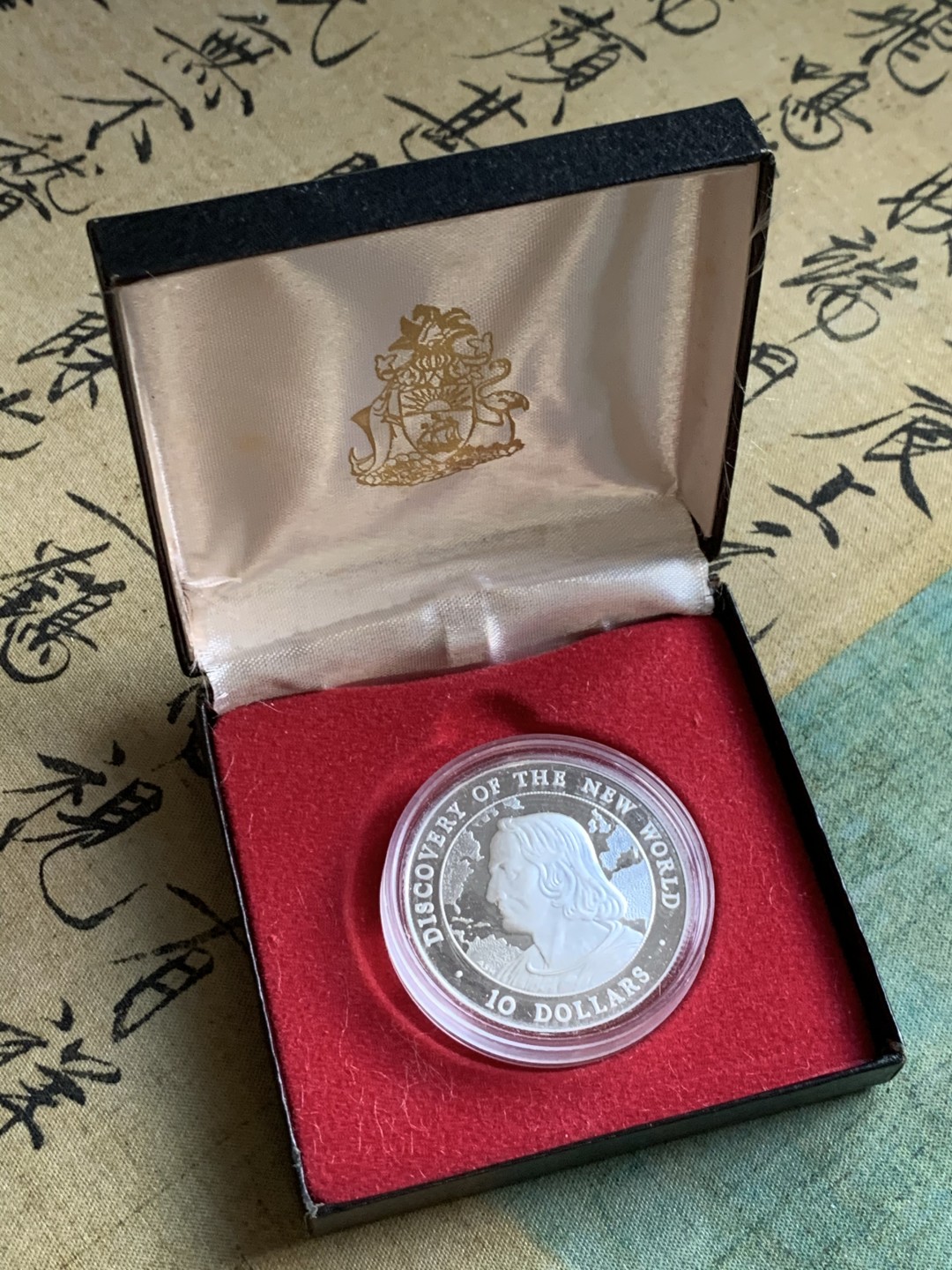 《竞宝斋》第49场-本周日，周一2场连拍（全场不限金额包邮） 巴哈马1990年哥伦布发现美洲纪念10元精制大银币一枚，带盒。925银，直径39mm，重量28.28g。