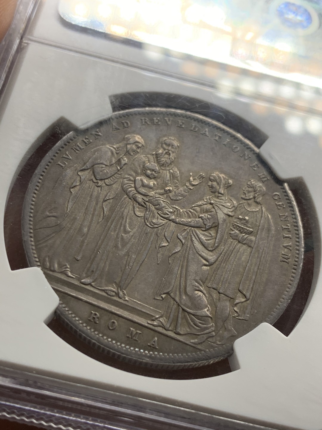 《竞宝斋》第49场-本周日，周一2场连拍（全场不限金额包邮） 1831年梵蒂冈耶稣诞生斯库多包浆大银币 NGC AU55 人物细节、容貌表情清晰可见