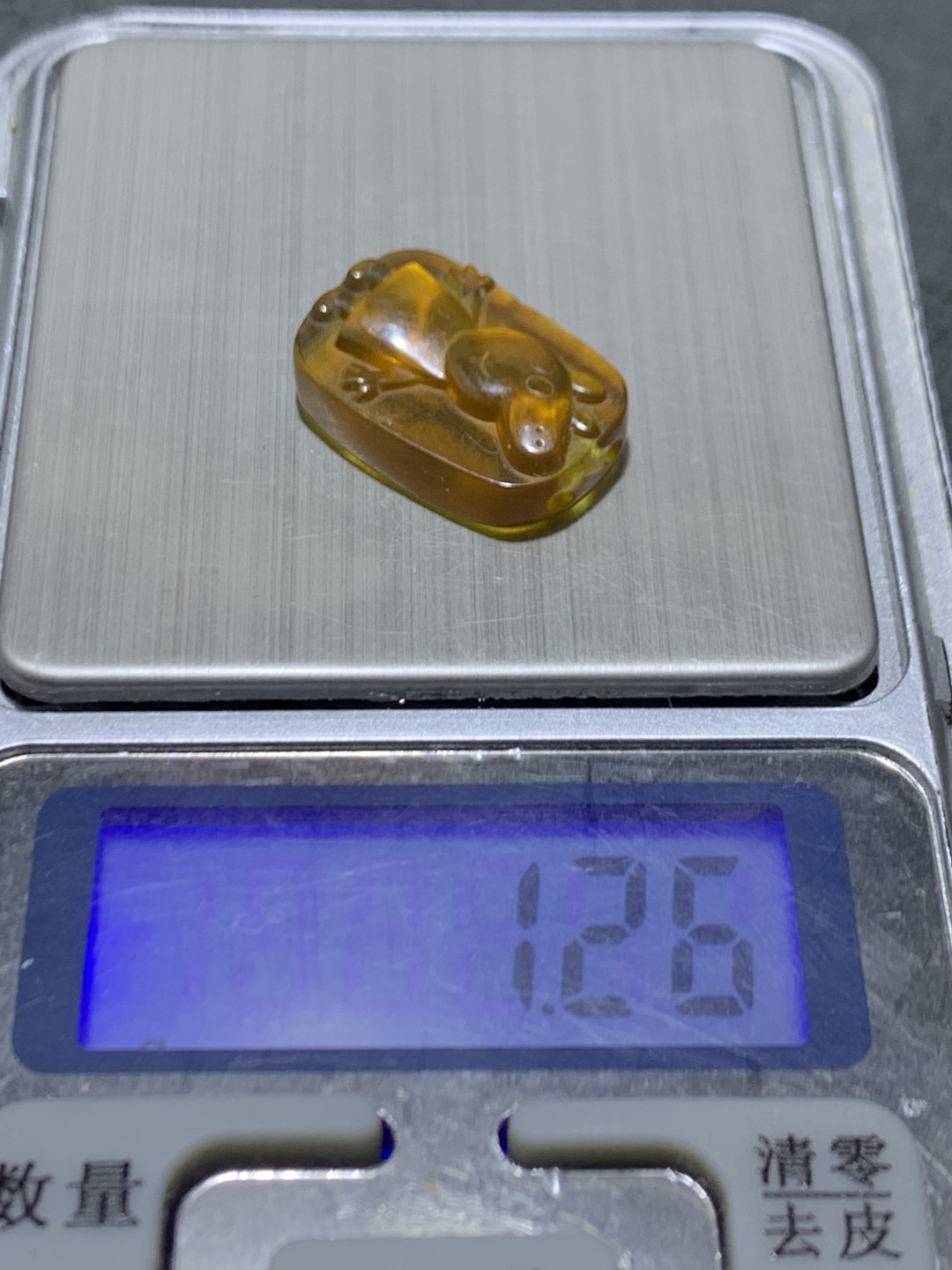精美缅甸金棕珀雕刻小猪佩奇一个，