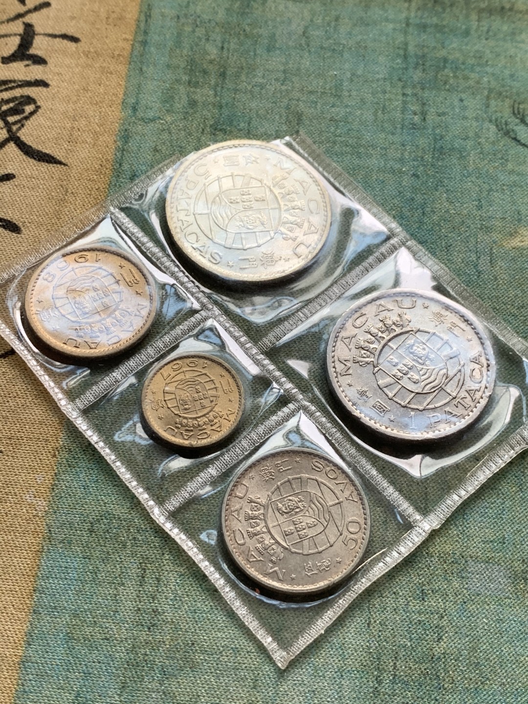 《竞宝斋》第49场-本周日，周一2场连拍（全场不限金额包邮） 葡属澳门5枚套，其中5元为银币