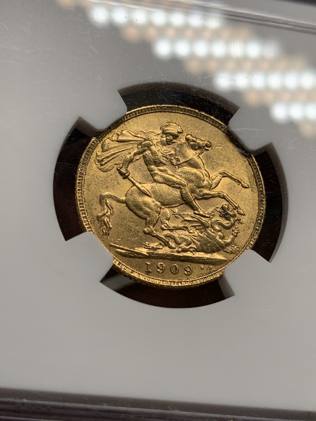 《竞宝斋》第49场-本周日，周一2场连拍（全场不限金额包邮） NGC AU58 英国 1909年 爱德华七世1索维林金币 8克金币 英系+黄金：马剑金币中 持续上涨品种