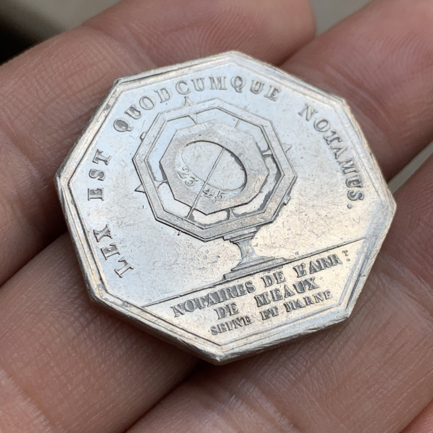 《竞宝斋》第49场-本周日，周一2场连拍（全场不限金额包邮） 高品细节 法国菲利普 1842-1845年 八角银质代币 对边32.6mm   重11.6克 非常少见的船首边铭+银标