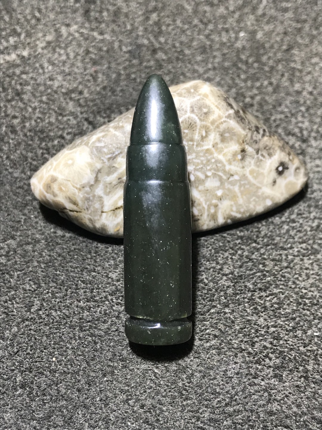 精美天然新疆和田青玉子弹一颗
