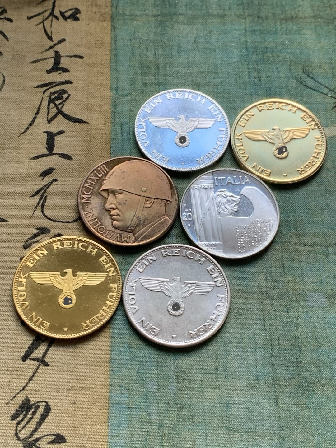 《竞宝斋》第49场-本周日，周一2场连拍（全场不限金额包邮） 元首头像纪念章5枚、墨索里尼头像纪念章1枚（共6枚），其中一枚正面元首头像、背面墨索里尼头像的很少见