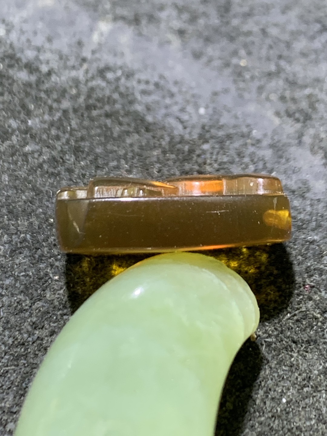 精美缅甸金棕珀雕刻小猪佩奇一个，