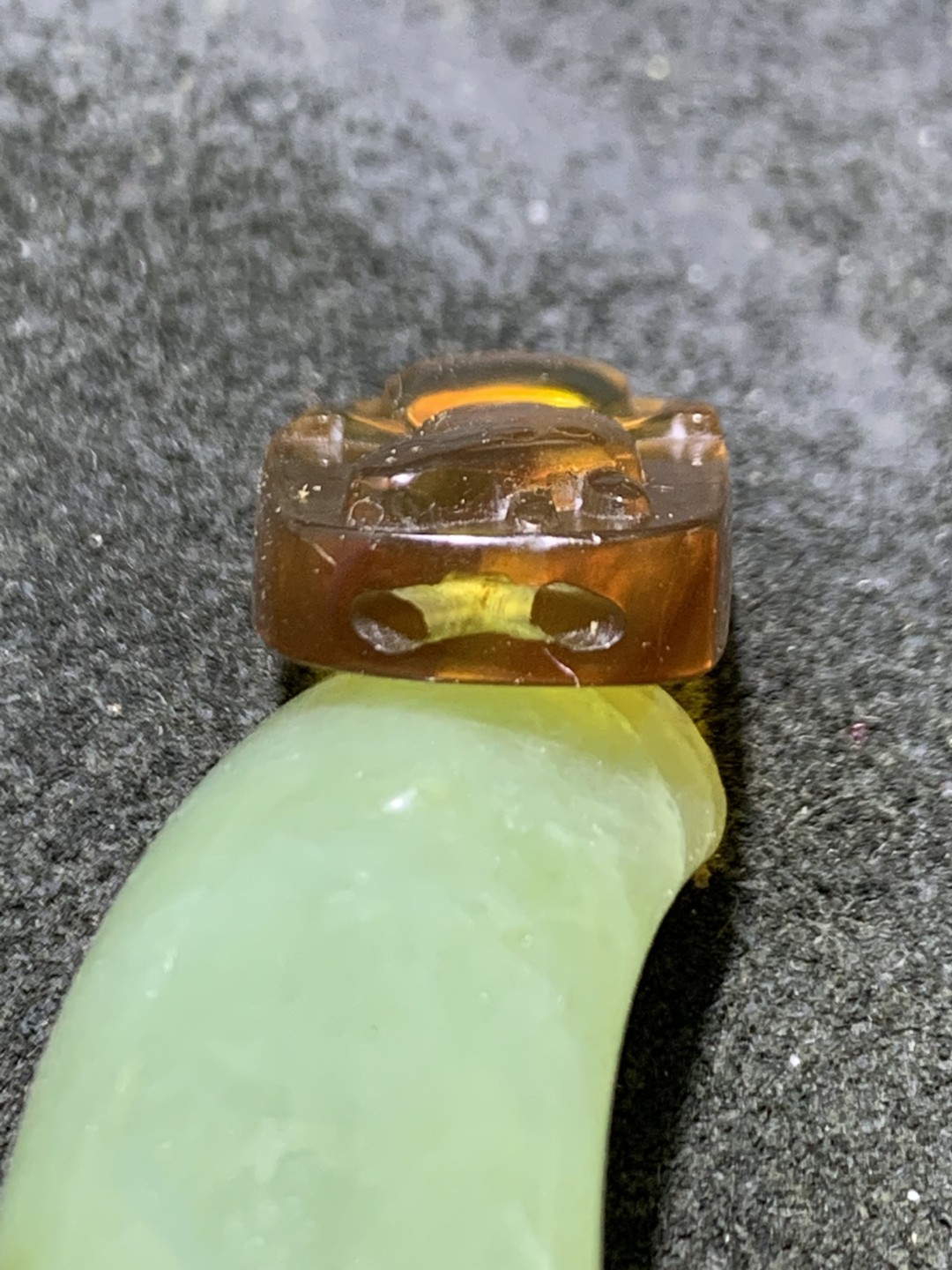 精美缅甸金棕珀雕刻小猪佩奇一个，