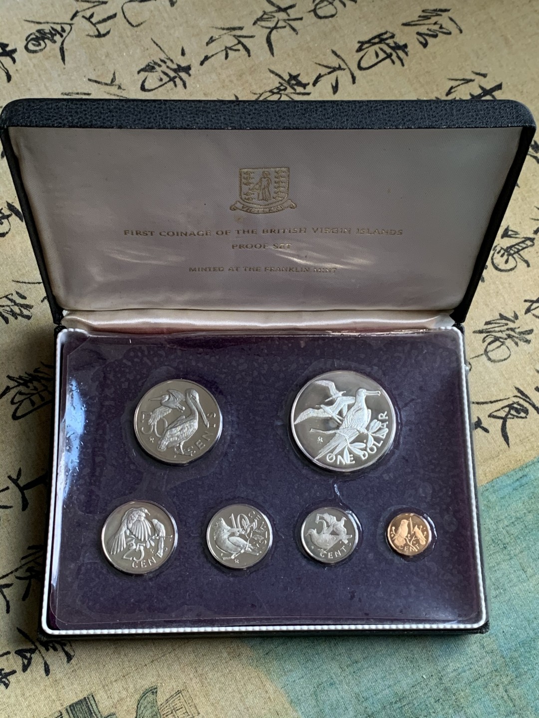 《竞宝斋》第49场-本周日，周一2场连拍（全场不限金额包邮） 英属 维京群岛  1973年 盒装 6枚装套币  含一枚25.7克925大银币  原封未氧化 状态一流