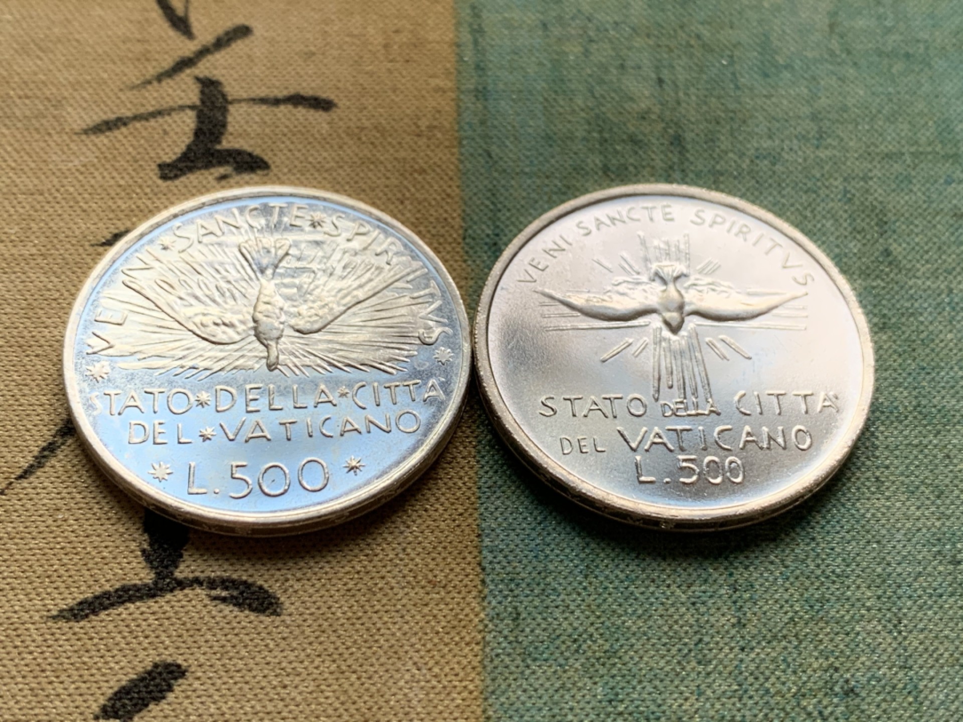 《竞宝斋》第49场-本周日，周一2场连拍（全场不限金额包邮） 梵蒂冈1978年教皇缺位500里拉银币一对（2种不同）