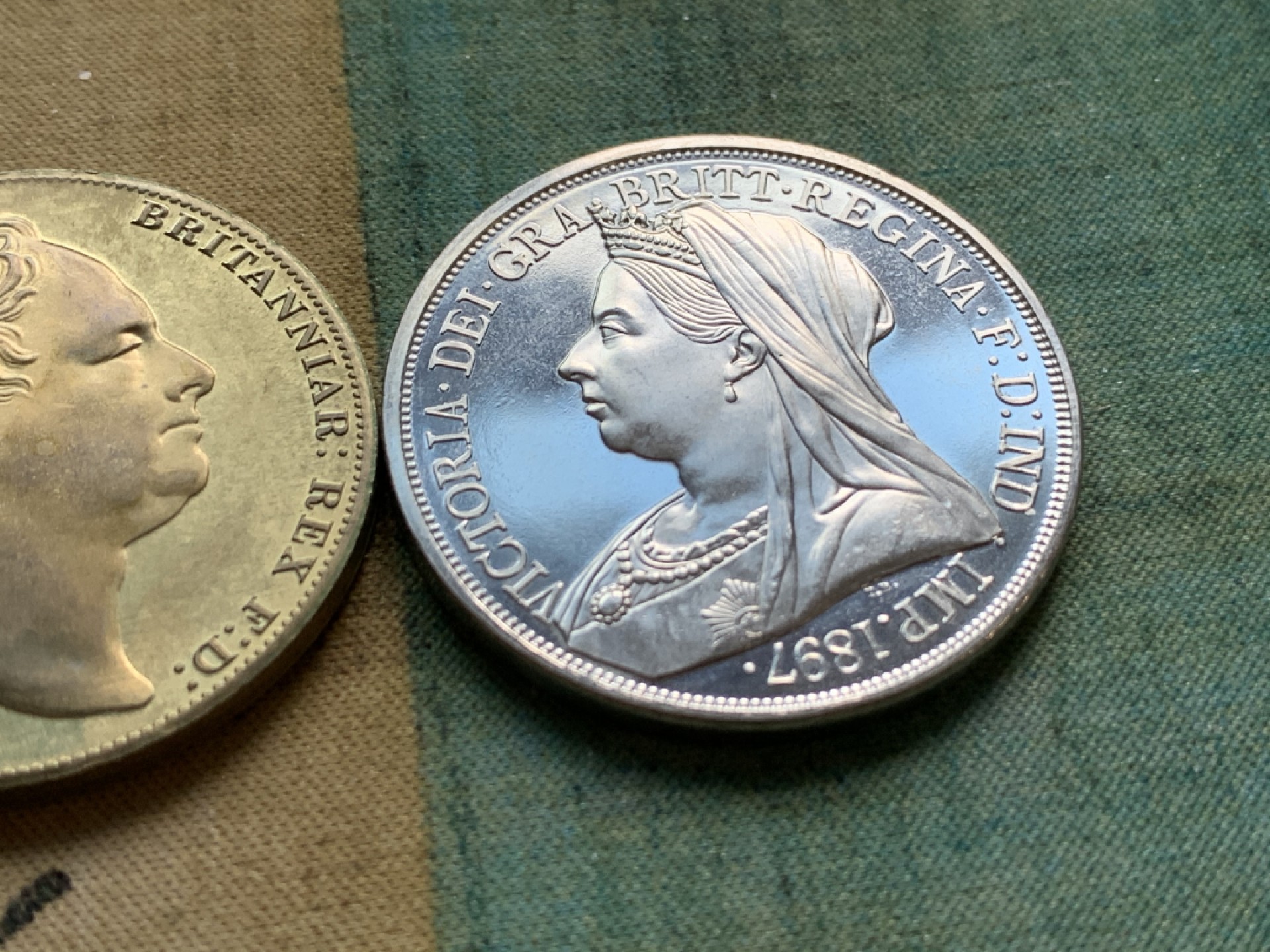 《竞宝斋》第49场-本周日，周一2场连拍（全场不限金额包邮） 英国1836、1897年后铸盾徽1克朗一对（威廉四世国王头像、维多利亚女王披纱头像）