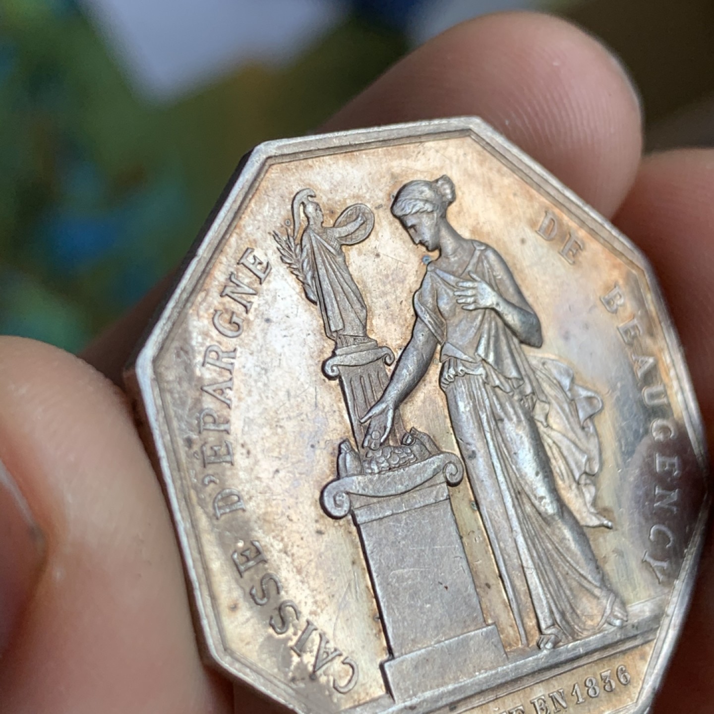 《竞宝斋》第49场-本周日，周一2场连拍（全场不限金额包邮） 法国储蓄银行 1874年 大规格银质八角代币 13.2克 36.1mm 蜜蜂边铭 银标