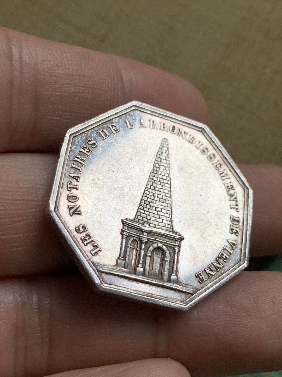 《竞宝斋》第49场-本周日，周一2场连拍（全场不限金额包邮） 法国建筑物八角代用银币一枚。油灯铭，对边直径32.5mm，重量16.23g