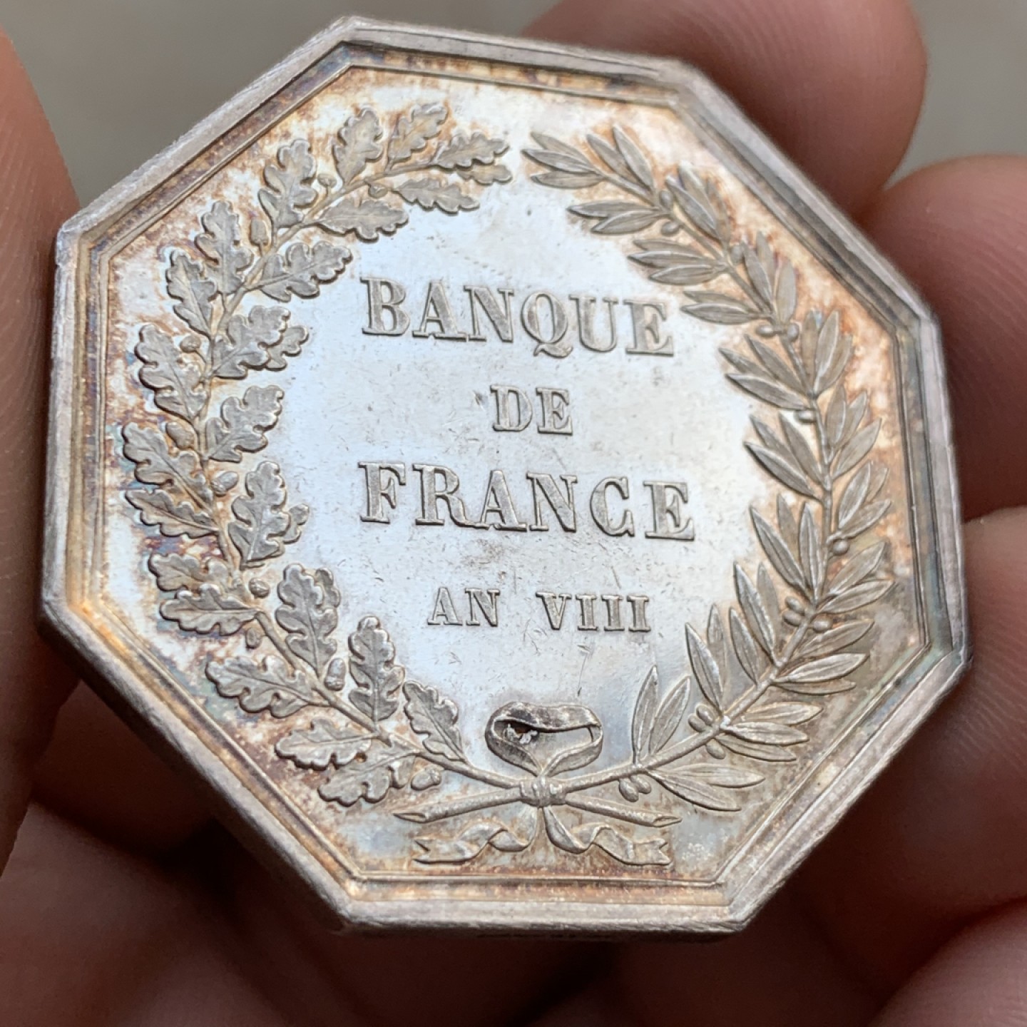 《竞宝斋》第49场-本周日，周一2场连拍（全场不限金额包邮） 非常漂亮的一枚  法国 1845-1860年邮储银行 大型八角银质代币 对角39.5mm，重25.8克 手指边铭 +银标 细节优秀 
