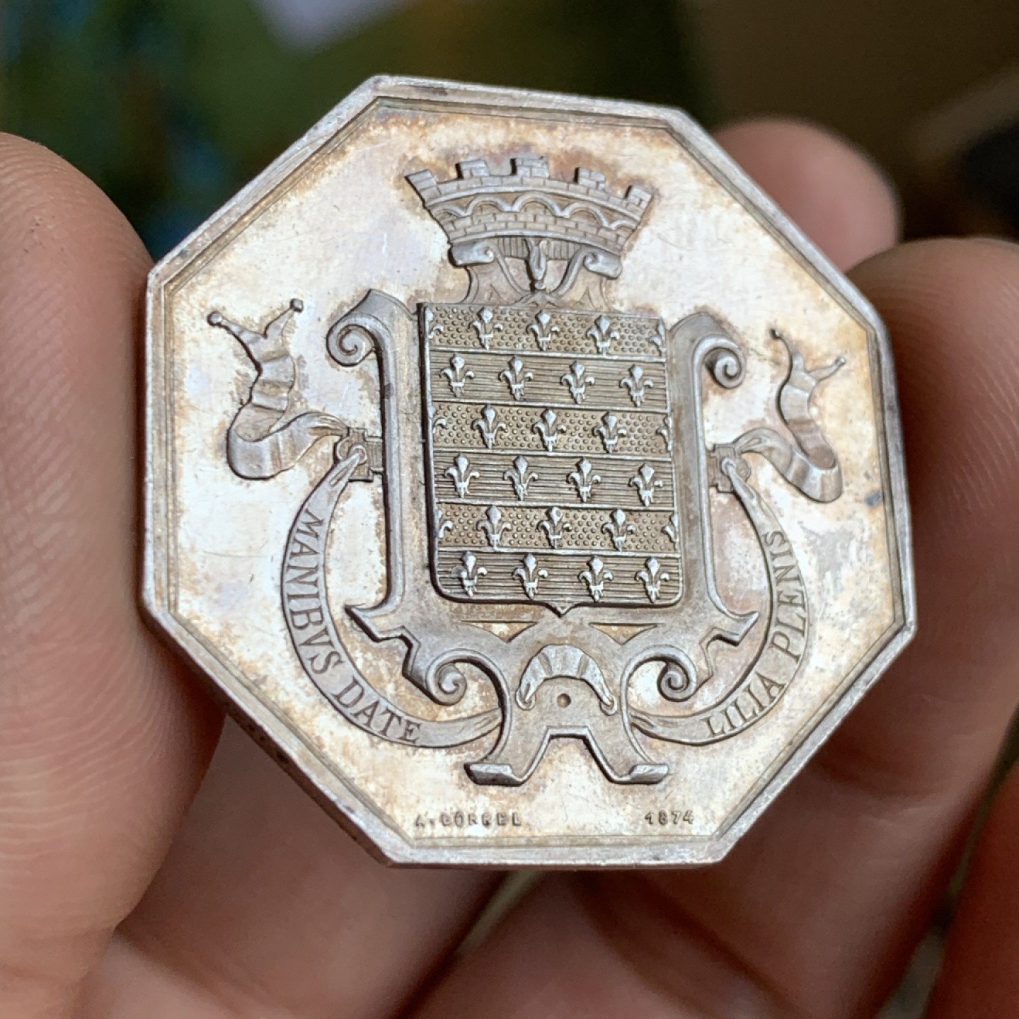 《竞宝斋》第49场-本周日，周一2场连拍（全场不限金额包邮） 法国储蓄银行 1874年 大规格银质八角代币 13.2克 36.1mm 蜜蜂边铭 银标