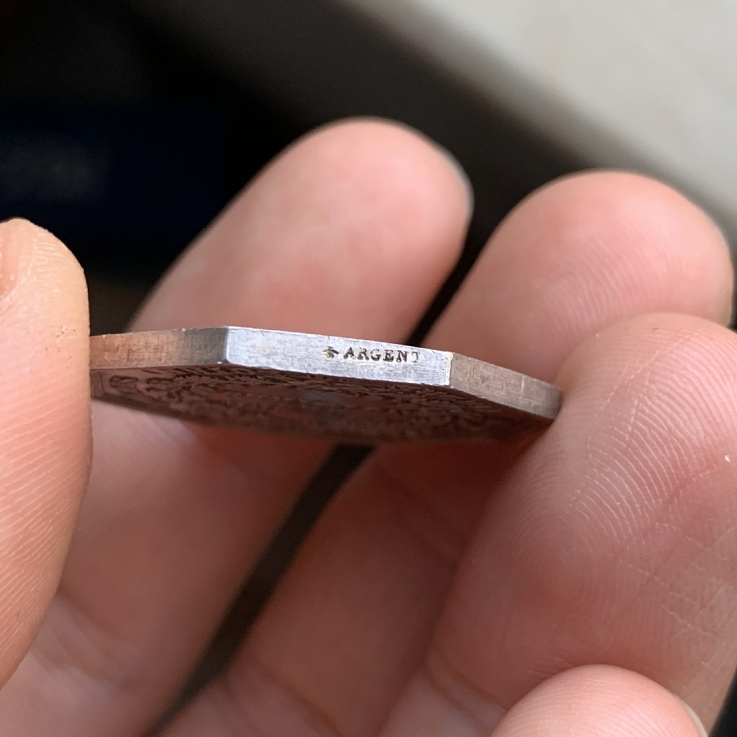 《竞宝斋》第49场-本周日，周一2场连拍（全场不限金额包邮） 五彩好品 法国 1860-1879年 公证人 八角银质代币 对角29mm  9.7克 蜜蜂边铭银标 精致却不失细节 高点具在