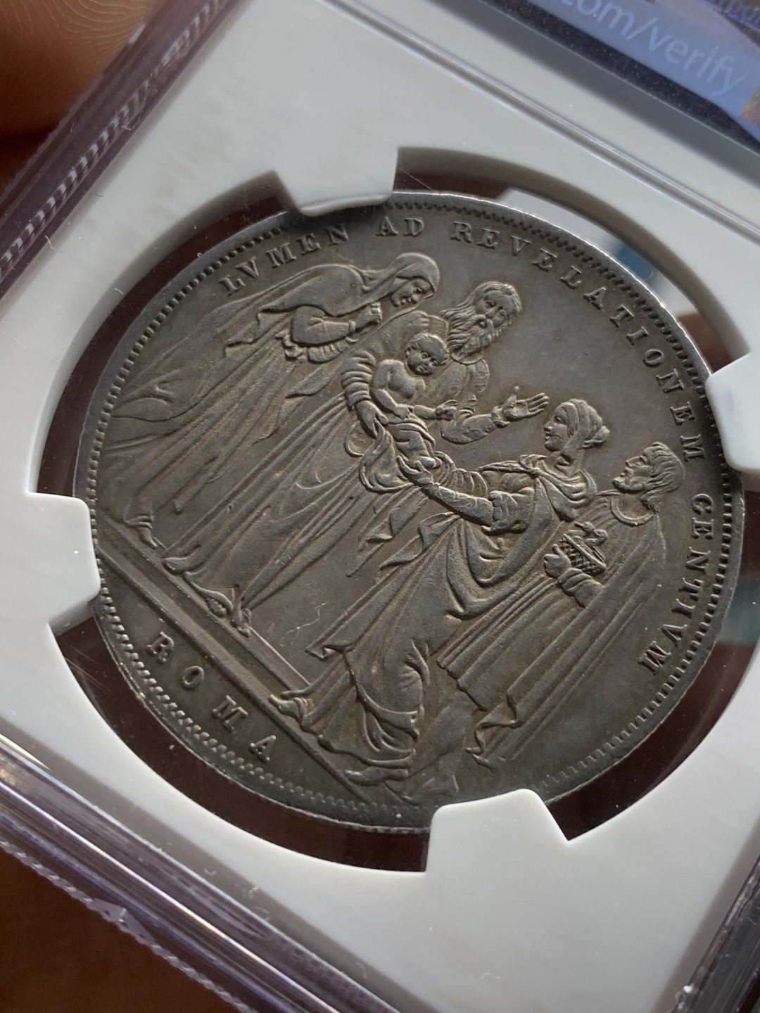 《竞宝斋》第49场-本周日，周一2场连拍（全场不限金额包邮） 1831年梵蒂冈耶稣诞生斯库多包浆大银币 NGC AU55 人物细节、容貌表情清晰可见