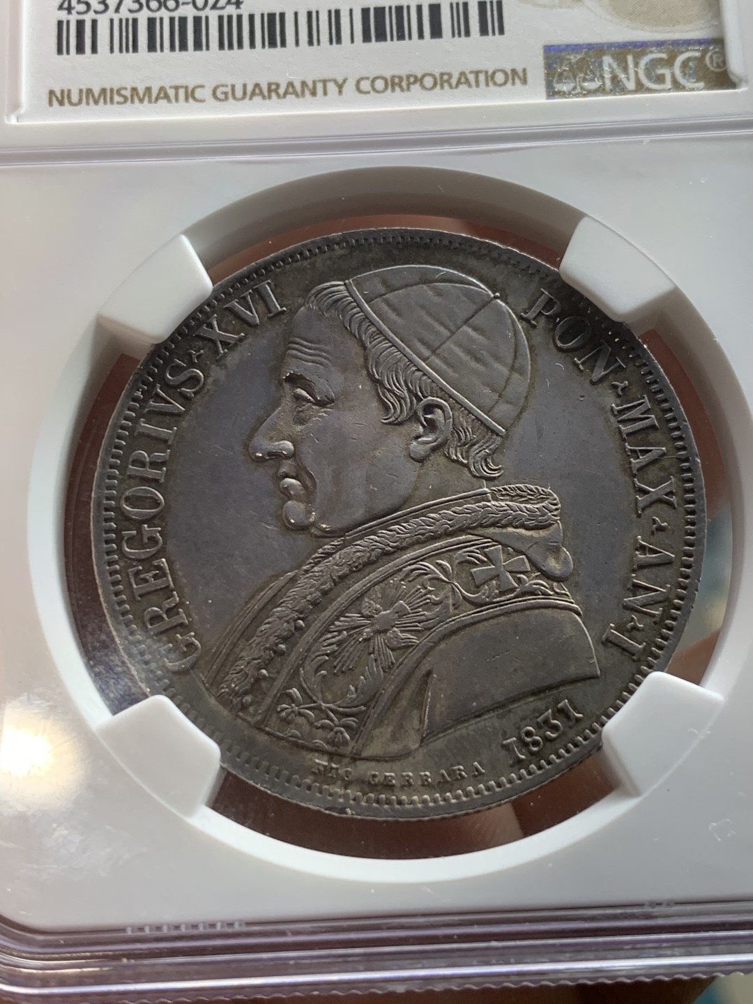 《竞宝斋》第49场-本周日，周一2场连拍（全场不限金额包邮） 1831年梵蒂冈耶稣诞生斯库多包浆大银币 NGC AU55 人物细节、容貌表情清晰可见