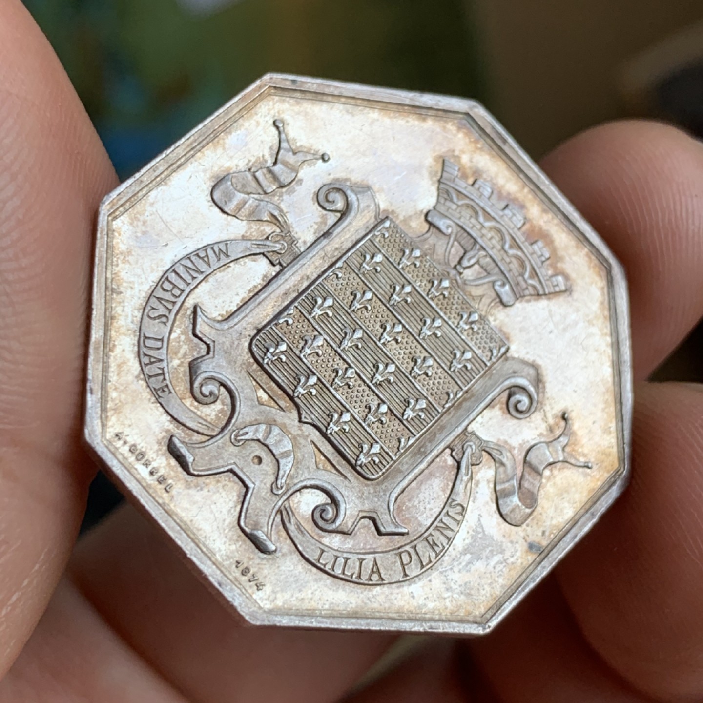 《竞宝斋》第49场-本周日，周一2场连拍（全场不限金额包邮） 法国储蓄银行 1874年 大规格银质八角代币 13.2克 36.1mm 蜜蜂边铭 银标