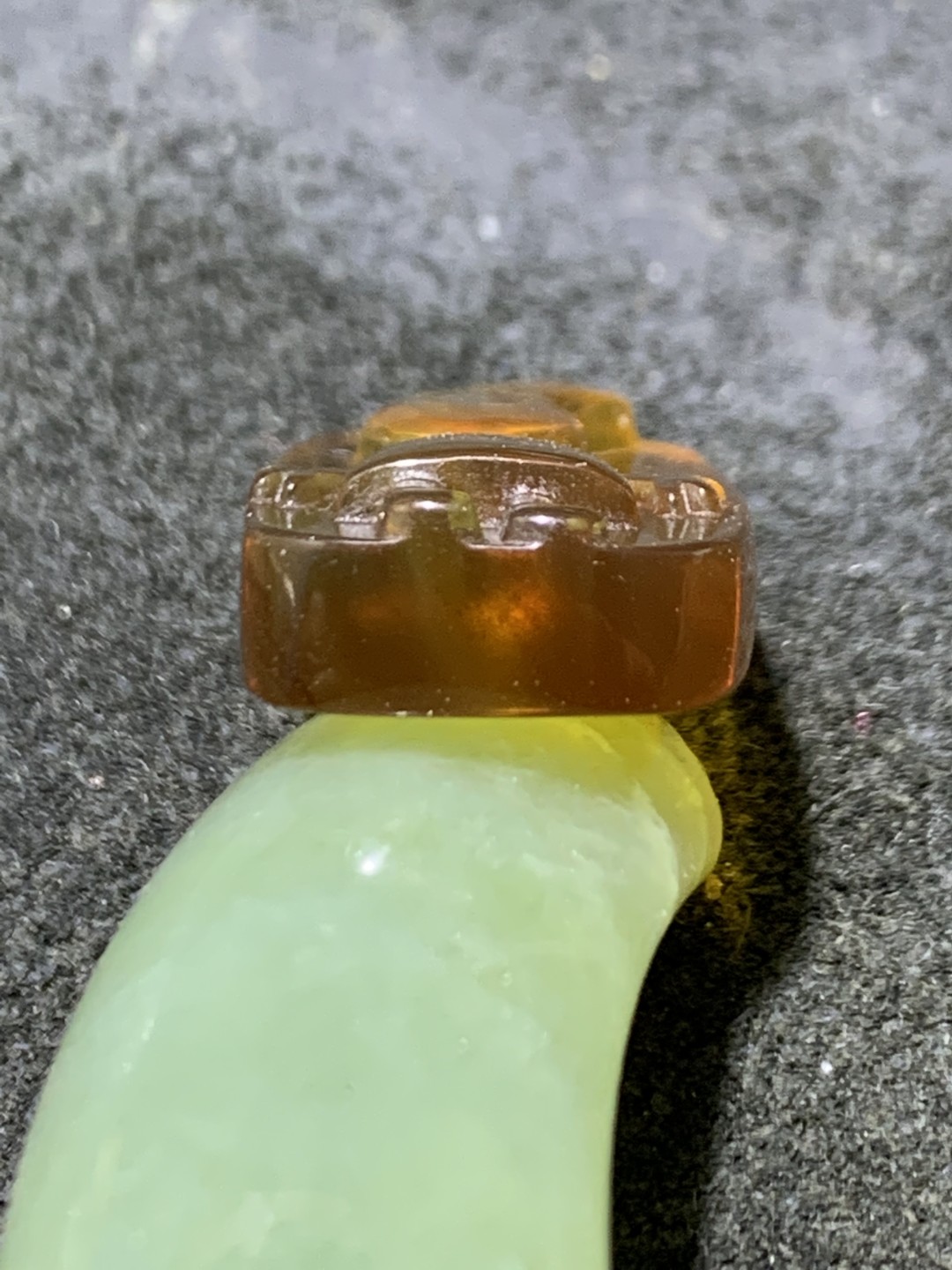 精美缅甸金棕珀雕刻小猪佩奇一个，