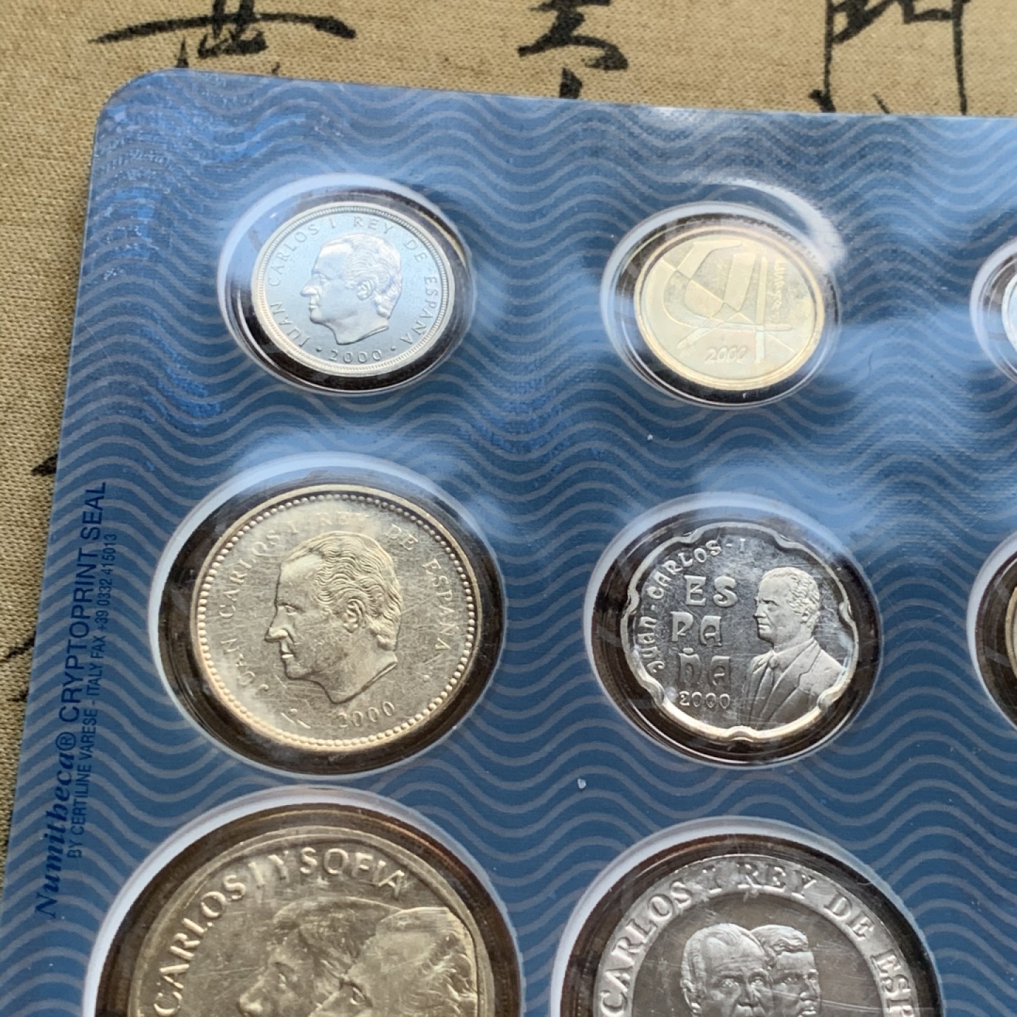 《竞宝斋》第49场-本周日，周一2场连拍（全场不限金额包邮） 卡装西班牙 2000年 千禧年1到500比塞塔八枚套 造币厂封装