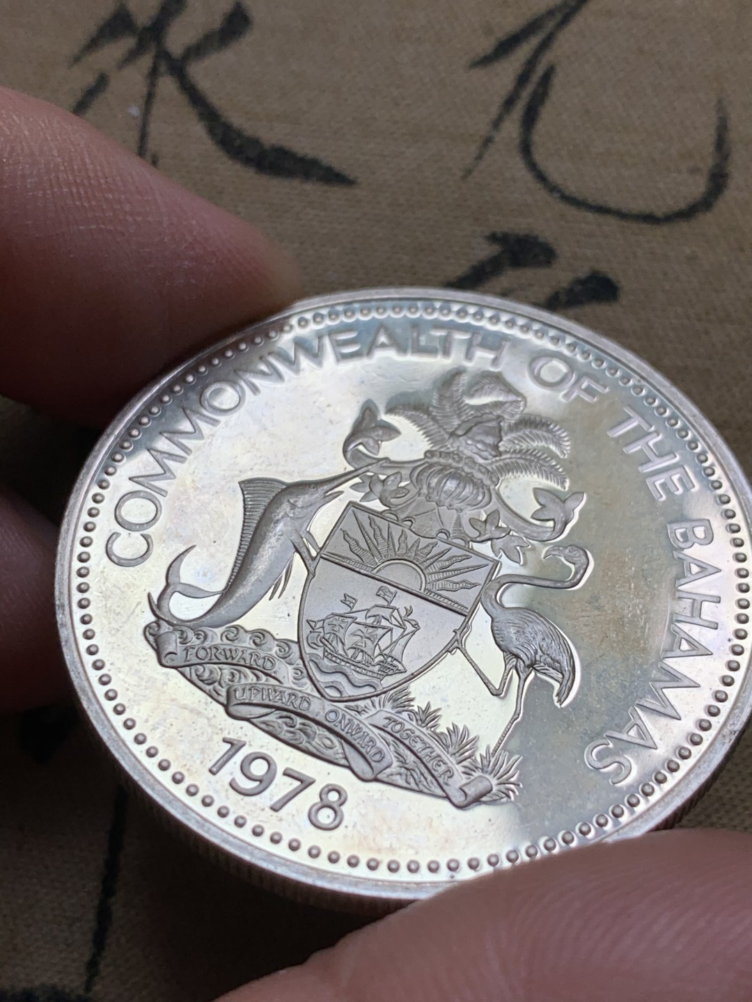 《竞宝斋》第49场-本周日，周一2场连拍（全场不限金额包邮） 巴哈马1978年火烈鸟2元精制大银币一枚。925银，直径40mm，重量29.8g