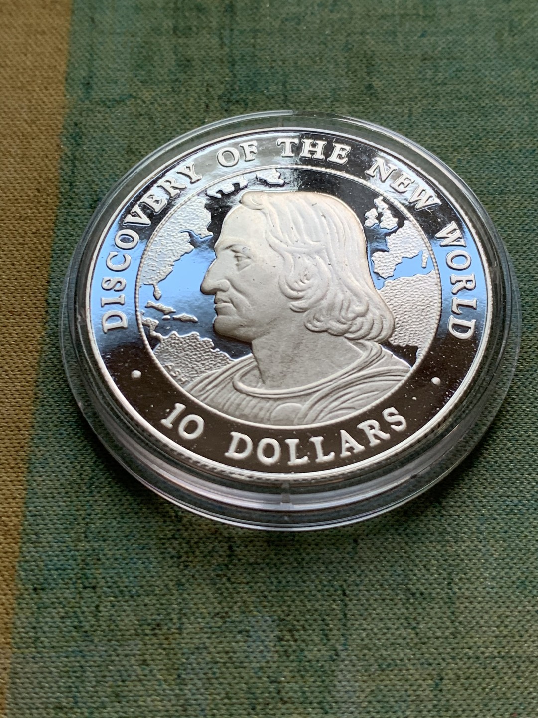 《竞宝斋》第49场-本周日，周一2场连拍（全场不限金额包邮） 巴哈马1990年哥伦布发现美洲纪念10元精制大银币一枚，带盒。925银，直径39mm，重量28.28g。