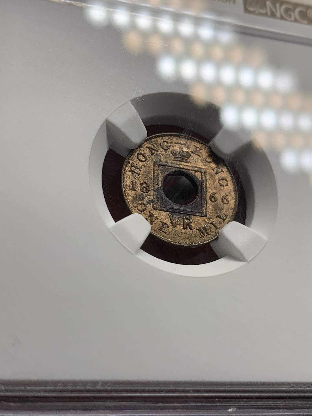 《竞宝斋》第49场-本周日，周一2场连拍（全场不限金额包邮） NGC-香港1866年1文- UNC环境污染（怀疑错杀）