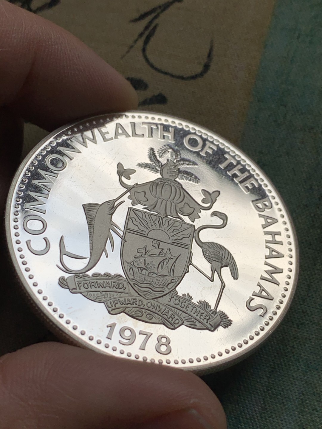 《竞宝斋》第49场-本周日，周一2场连拍（全场不限金额包邮） 巴哈马1978年查尔斯王子10元精制大银币一枚。500银，直径50mm，重量45.359g。