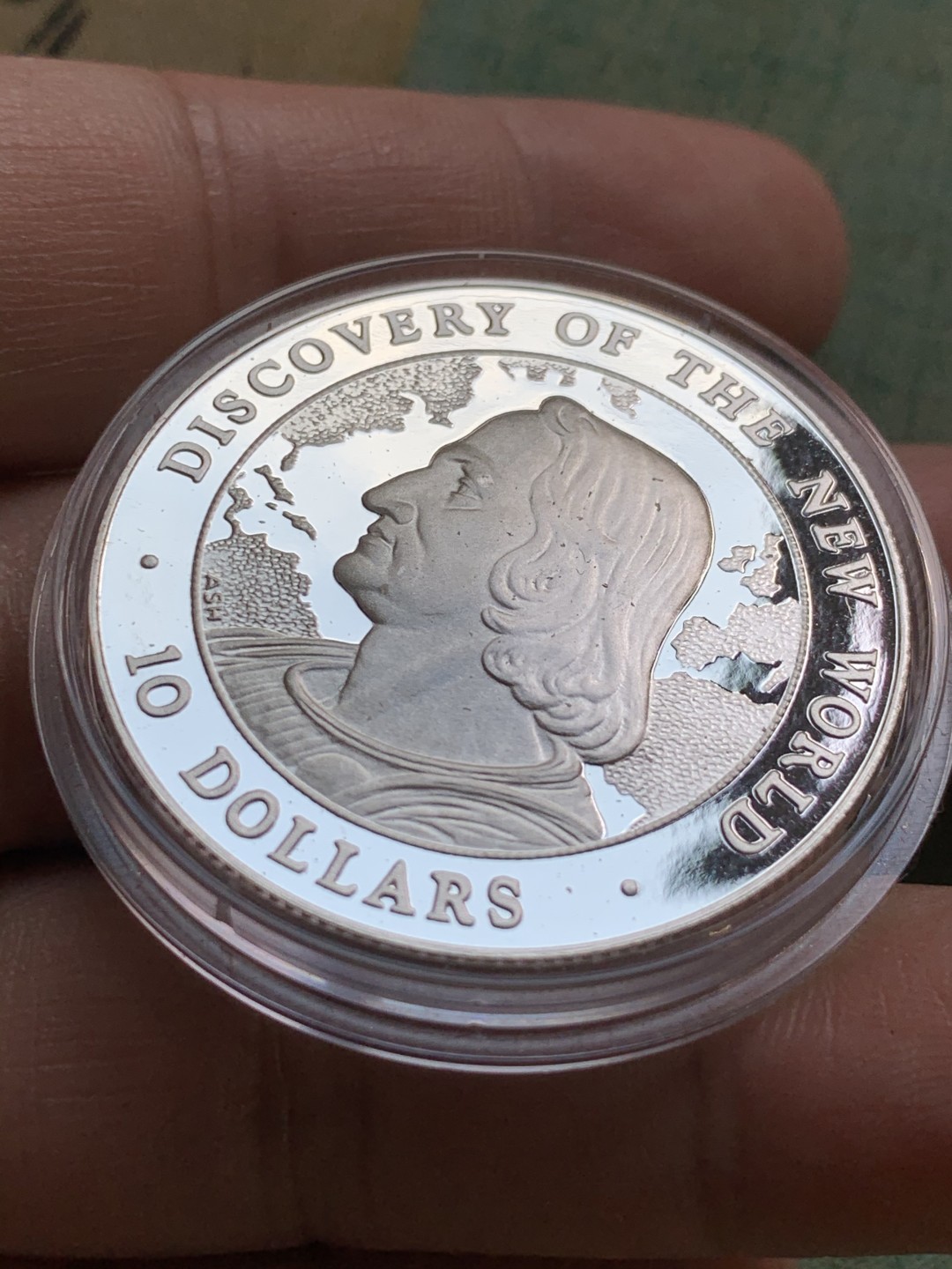 《竞宝斋》第49场-本周日，周一2场连拍（全场不限金额包邮） 巴哈马1990年哥伦布发现美洲纪念10元精制大银币一枚，带盒。925银，直径39mm，重量28.28g。