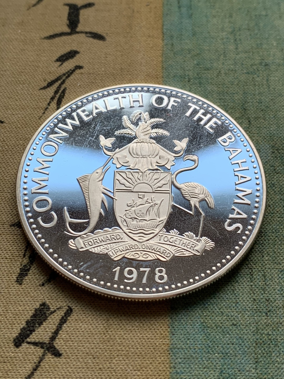 《竞宝斋》第49场-本周日，周一2场连拍（全场不限金额包邮） 巴哈马1978年查尔斯王子10元精制大银币一枚。500银，直径50mm，重量45.359g。