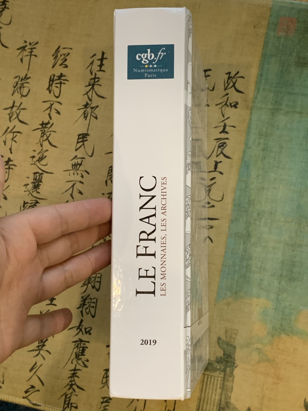 精装本 法国2019钱币目录 从造币工艺，雕刻师，标识标志，细分版别都有详尽的分类 厚达1126页！可谓是法币的百科全书，难得