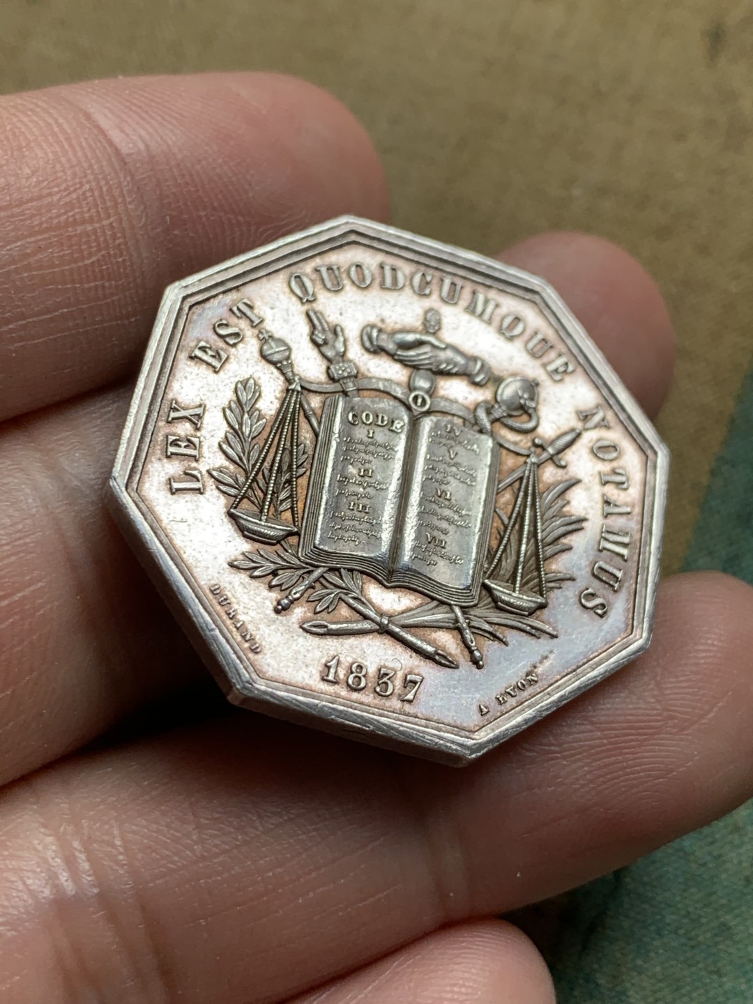 《竞宝斋》第49场-本周日，周一2场连拍（全场不限金额包邮） 法国建筑物八角代用银币一枚。油灯铭，对边直径32.5mm，重量16.23g