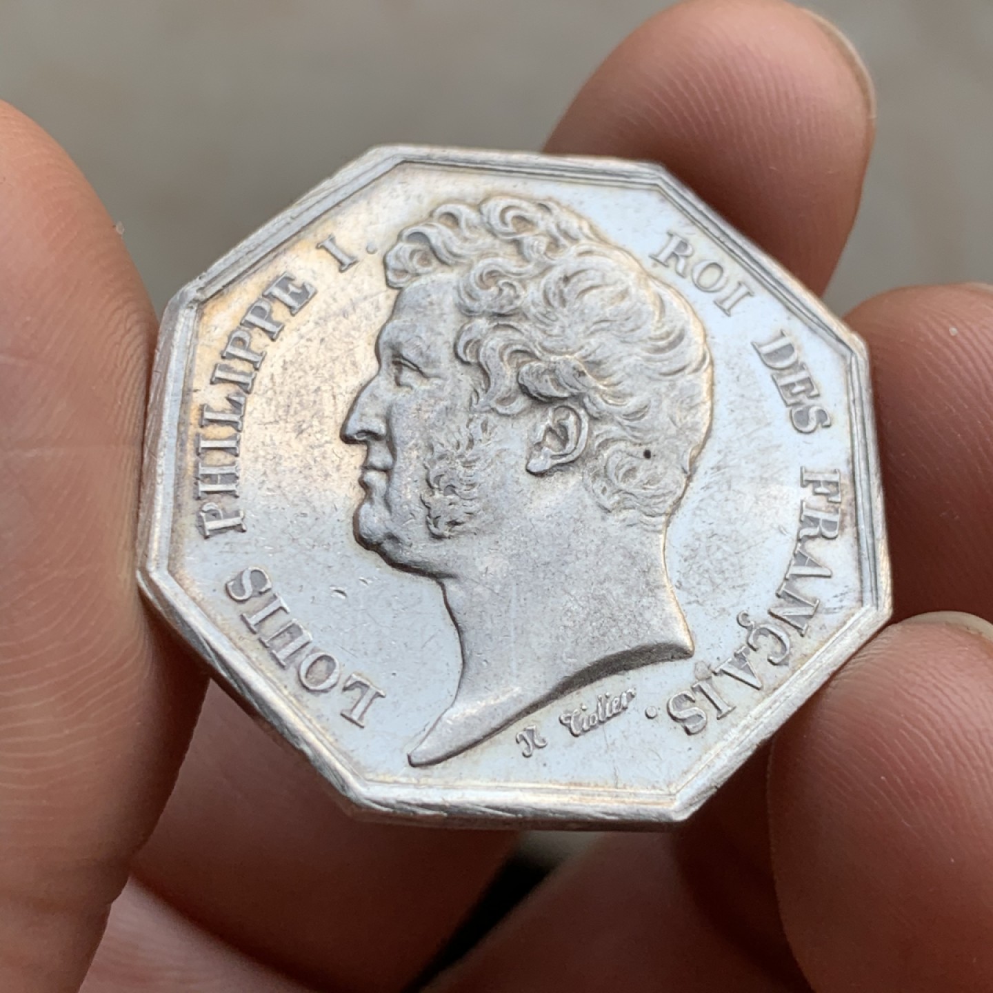 《竞宝斋》第49场-本周日，周一2场连拍（全场不限金额包邮） 高品细节 法国菲利普 1842-1845年 八角银质代币 对边32.6mm   重11.6克 非常少见的船首边铭+银标