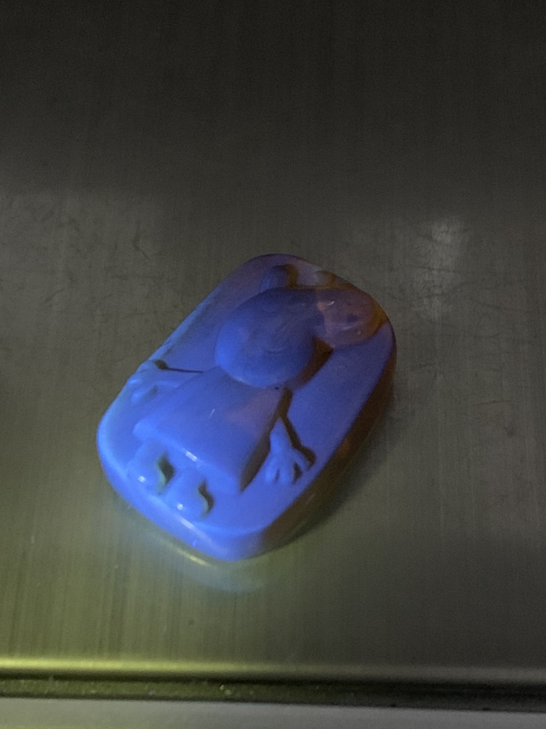 精美缅甸金棕珀雕刻小猪佩奇一个，