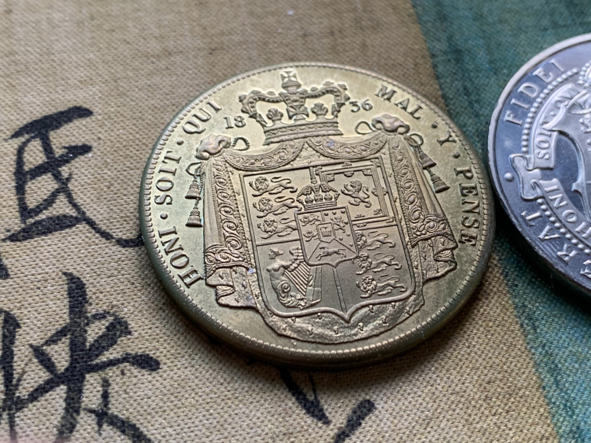 《竞宝斋》第49场-本周日，周一2场连拍（全场不限金额包邮） 英国1836、1897年后铸盾徽1克朗一对（威廉四世国王头像、维多利亚女王披纱头像）