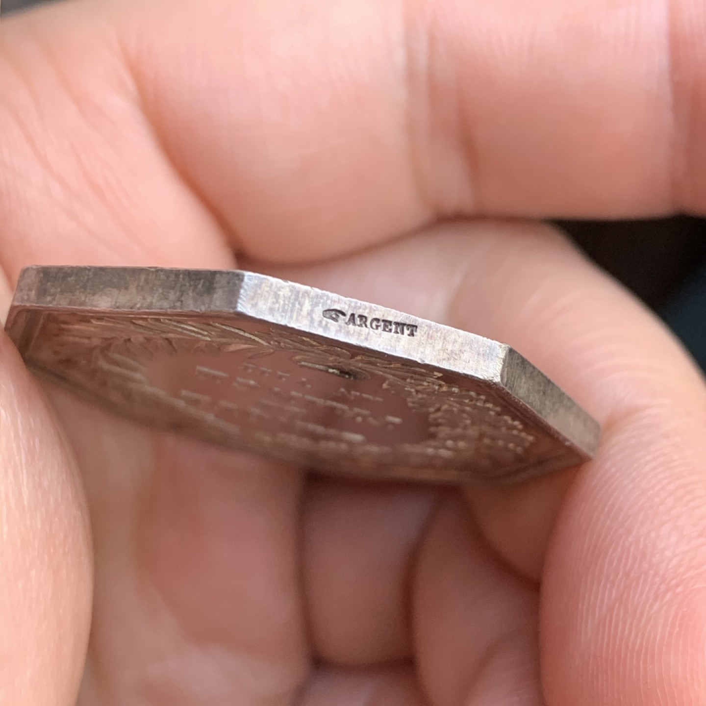 《竞宝斋》第49场-本周日，周一2场连拍（全场不限金额包邮） 非常漂亮的一枚  法国 1845-1860年邮储银行 大型八角银质代币 对角39.5mm，重25.8克 手指边铭 +银标 细节优秀 