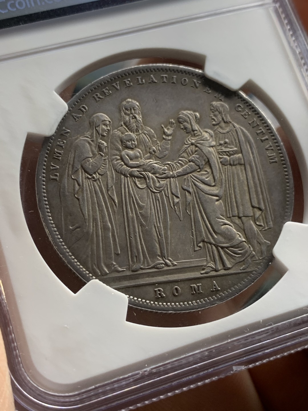 《竞宝斋》第49场-本周日，周一2场连拍（全场不限金额包邮） 1831年梵蒂冈耶稣诞生斯库多包浆大银币 NGC AU55 人物细节、容貌表情清晰可见