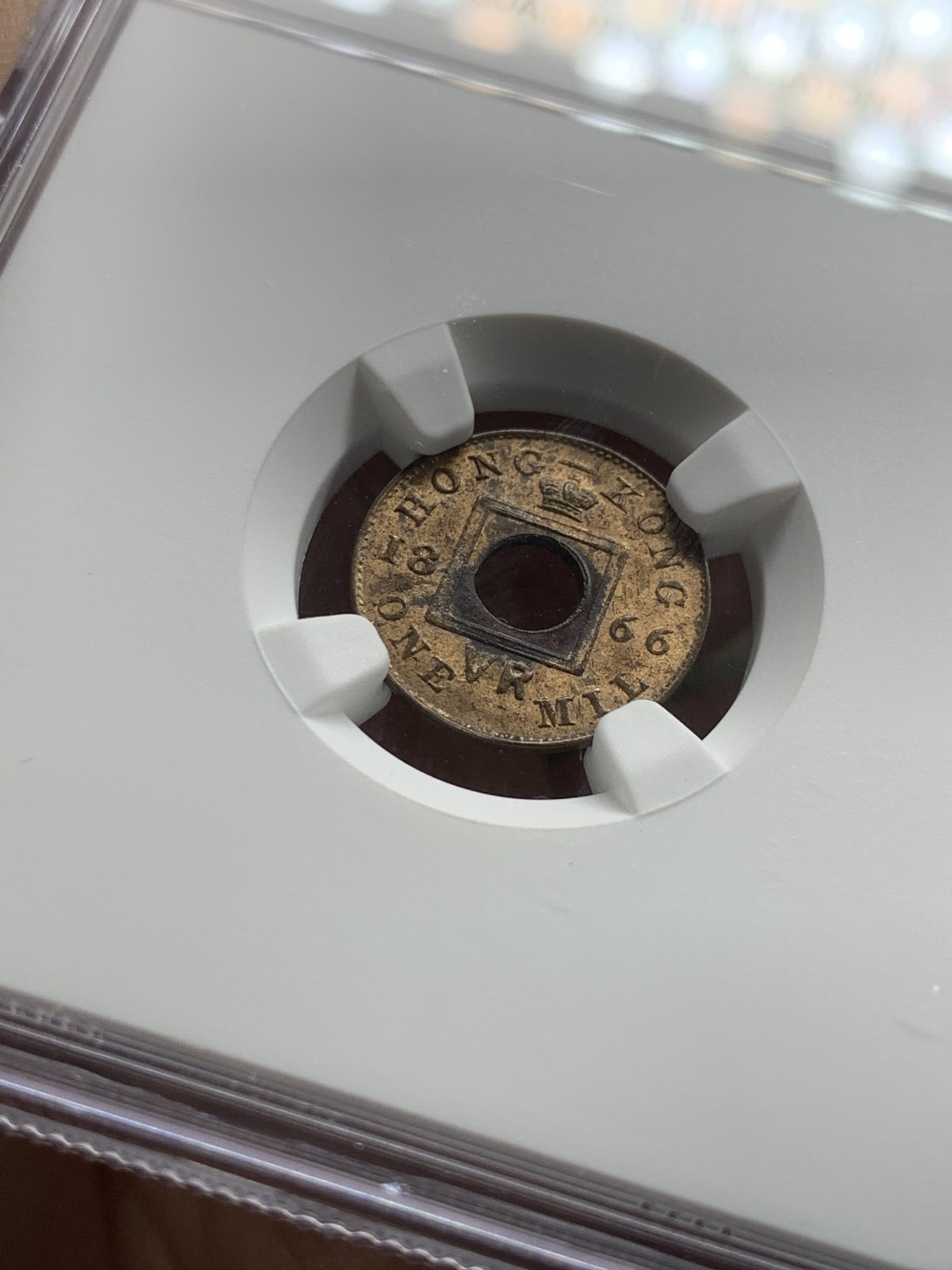 《竞宝斋》第49场-本周日，周一2场连拍（全场不限金额包邮） NGC-香港1866年1文- UNC环境污染（怀疑错杀）