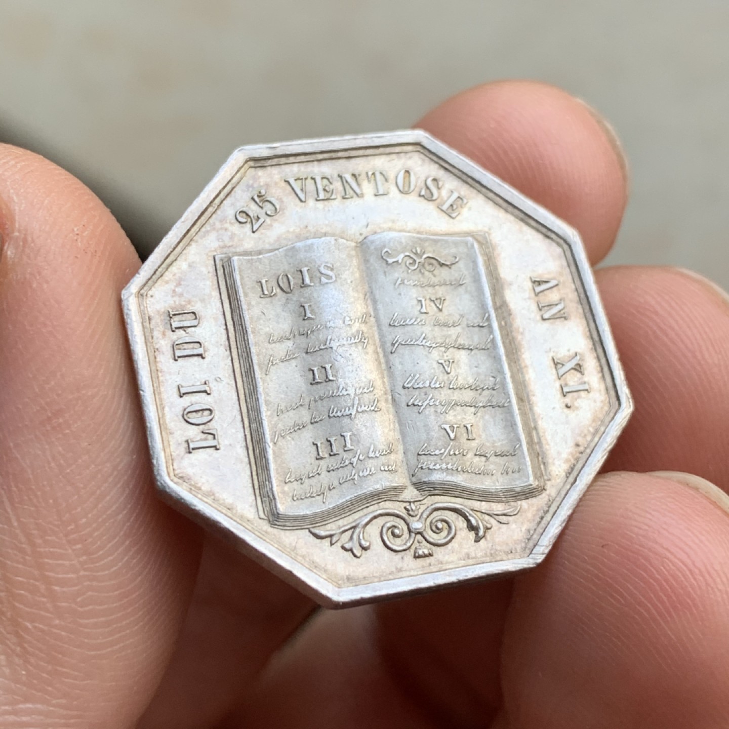 《竞宝斋》第49场-本周日，周一2场连拍（全场不限金额包邮） 五彩好品 法国 1860-1879年 公证人 八角银质代币 对角29mm  9.7克 蜜蜂边铭银标 精致却不失细节 高点具在