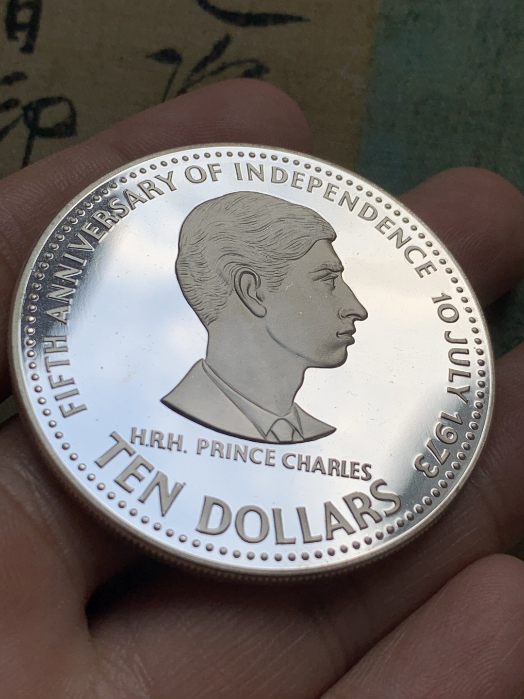 《竞宝斋》第49场-本周日，周一2场连拍（全场不限金额包邮） 巴哈马1978年查尔斯王子10元精制大银币一枚。500银，直径50mm，重量45.359g。