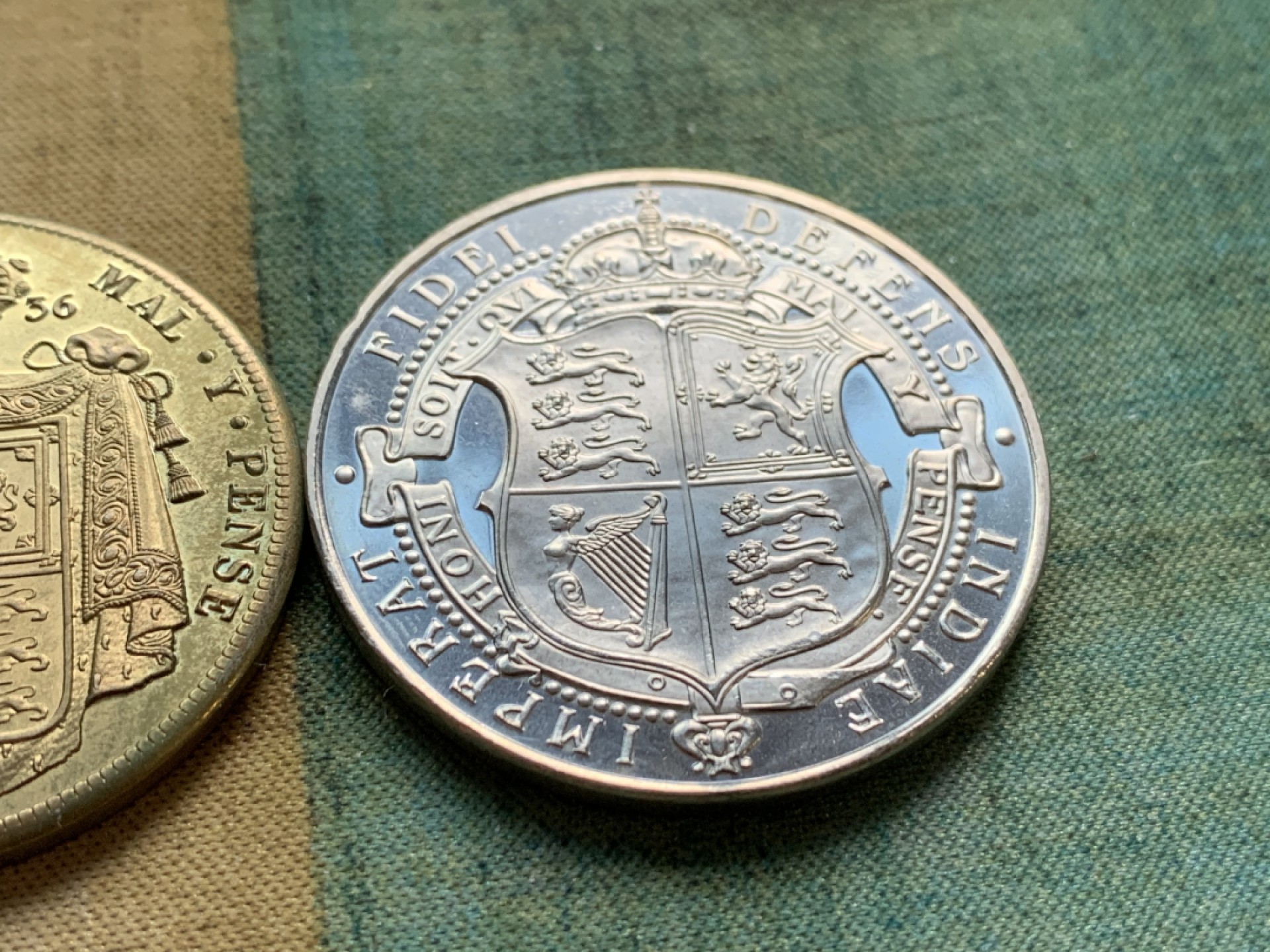 《竞宝斋》第49场-本周日，周一2场连拍（全场不限金额包邮） 英国1836、1897年后铸盾徽1克朗一对（威廉四世国王头像、维多利亚女王披纱头像）