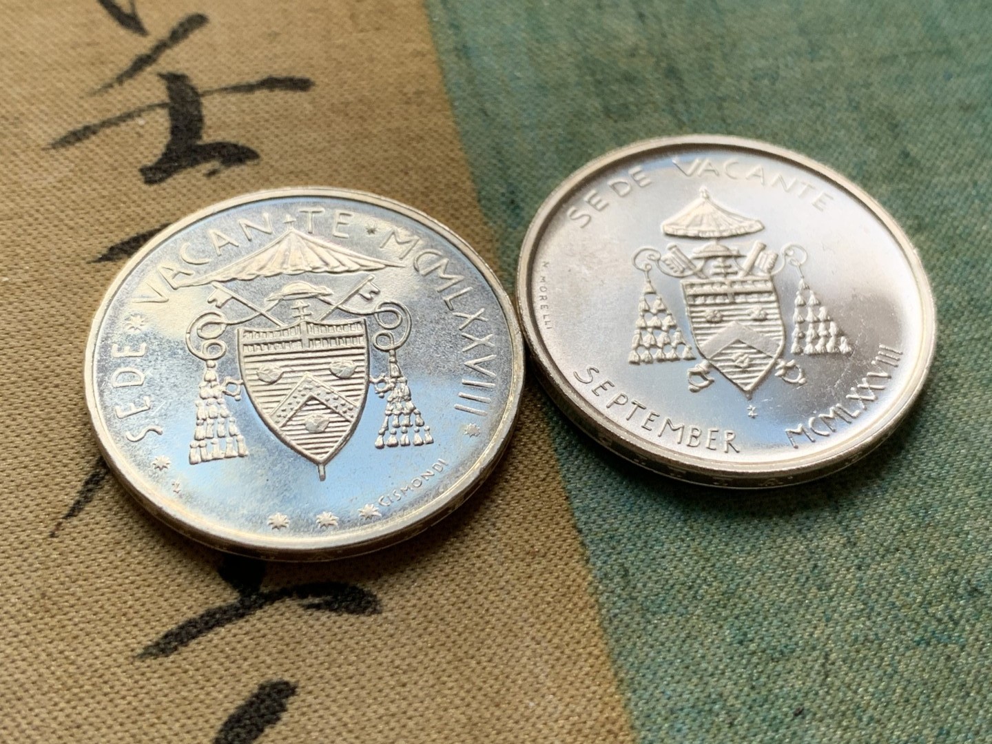 《竞宝斋》第49场-本周日，周一2场连拍（全场不限金额包邮） 梵蒂冈1978年教皇缺位500里拉银币一对（2种不同）