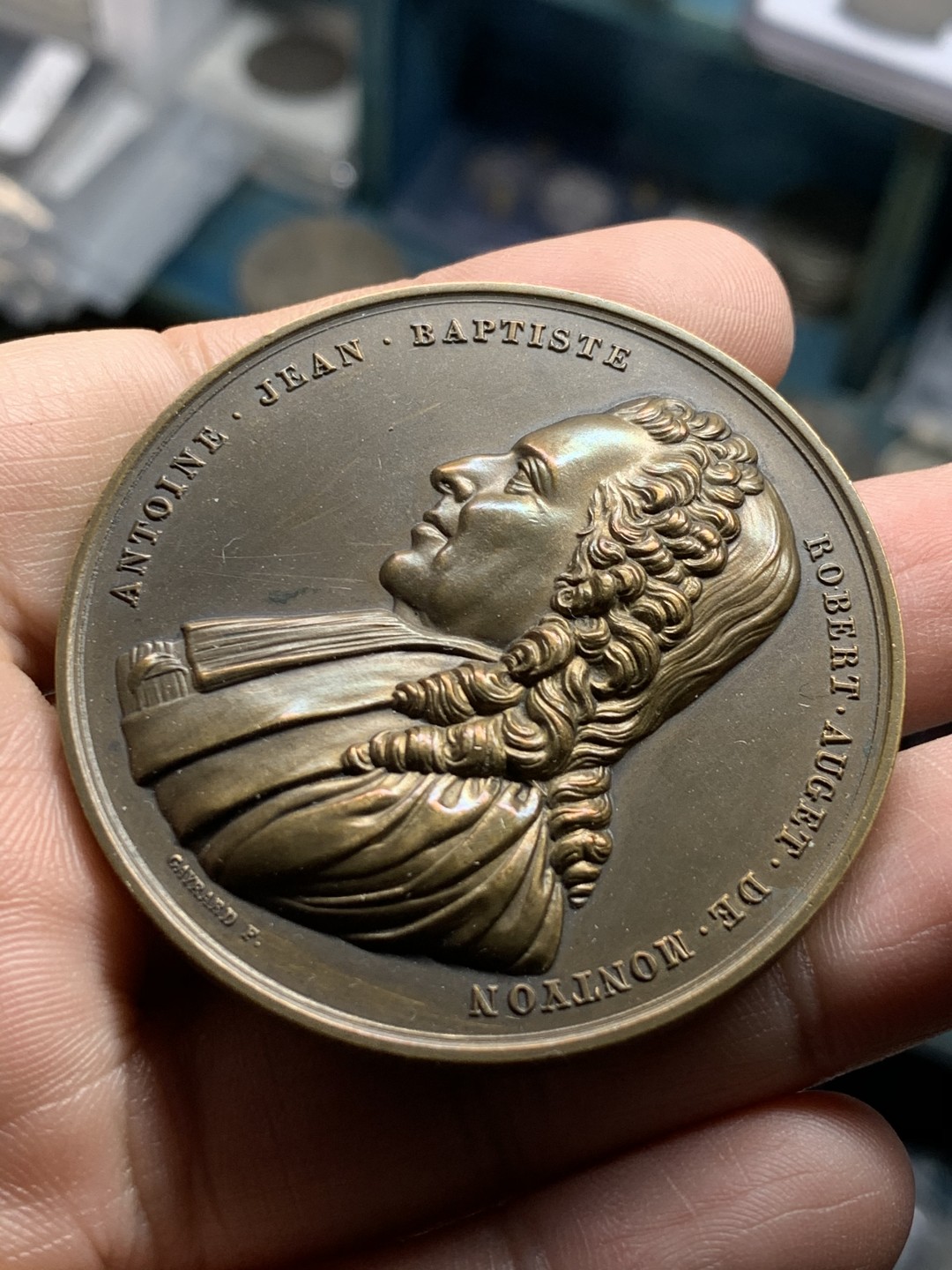 《竞宝斋》第49场-本周日，周一2场连拍（全场不限金额包邮） 1934年授予Diague夫妇法·让-巴斯斯特男爵巧克力大铜章。直径：52mm，克重：61