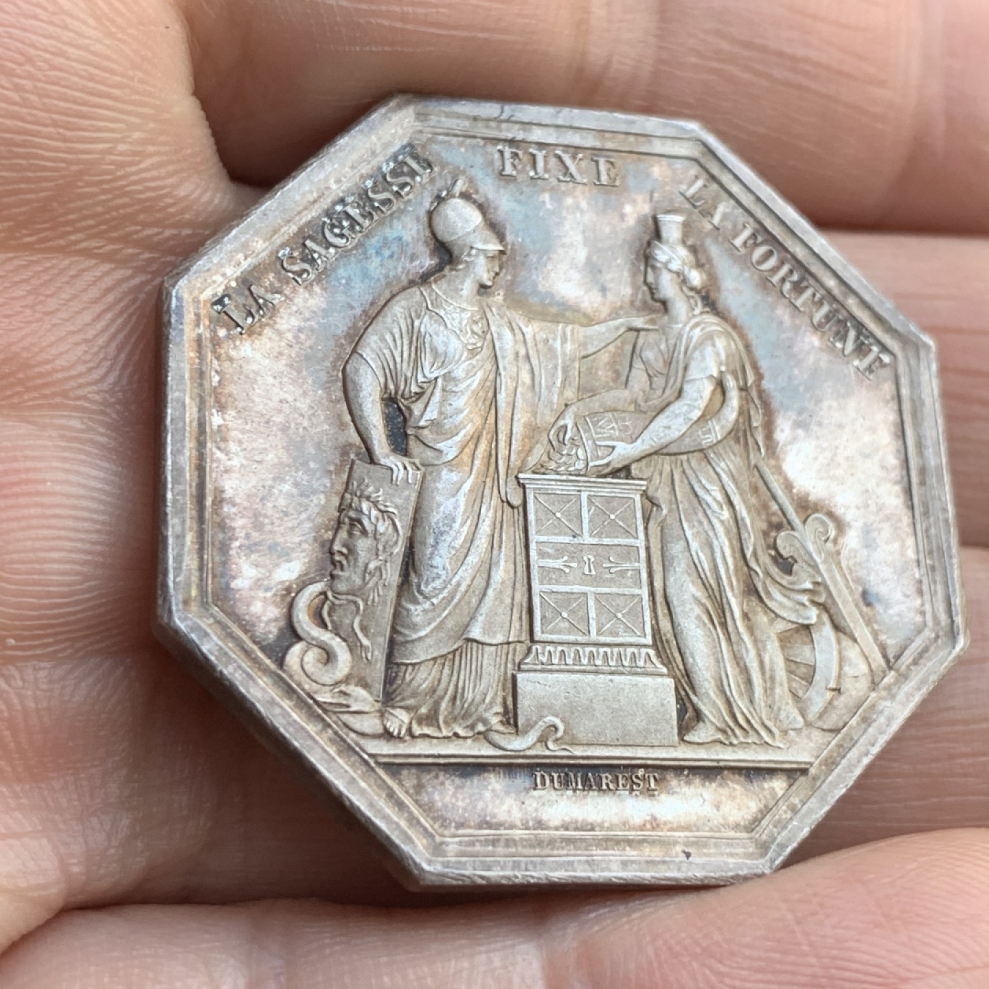 《竞宝斋》第49场-本周日，周一2场连拍（全场不限金额包邮） 非常漂亮的一枚  法国 1845-1860年邮储银行 大型八角银质代币 对角39.5mm，重25.8克 手指边铭 +银标 细节优秀 