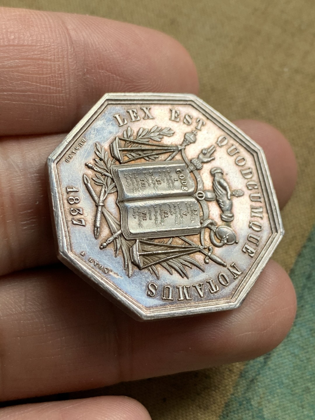 《竞宝斋》第49场-本周日，周一2场连拍（全场不限金额包邮） 法国建筑物八角代用银币一枚。油灯铭，对边直径32.5mm，重量16.23g