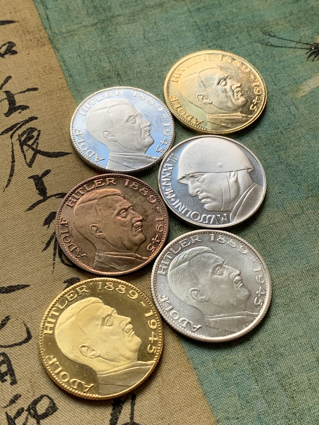 《竞宝斋》第49场-本周日，周一2场连拍（全场不限金额包邮） 元首头像纪念章5枚、墨索里尼头像纪念章1枚（共6枚），其中一枚正面元首头像、背面墨索里尼头像的很少见