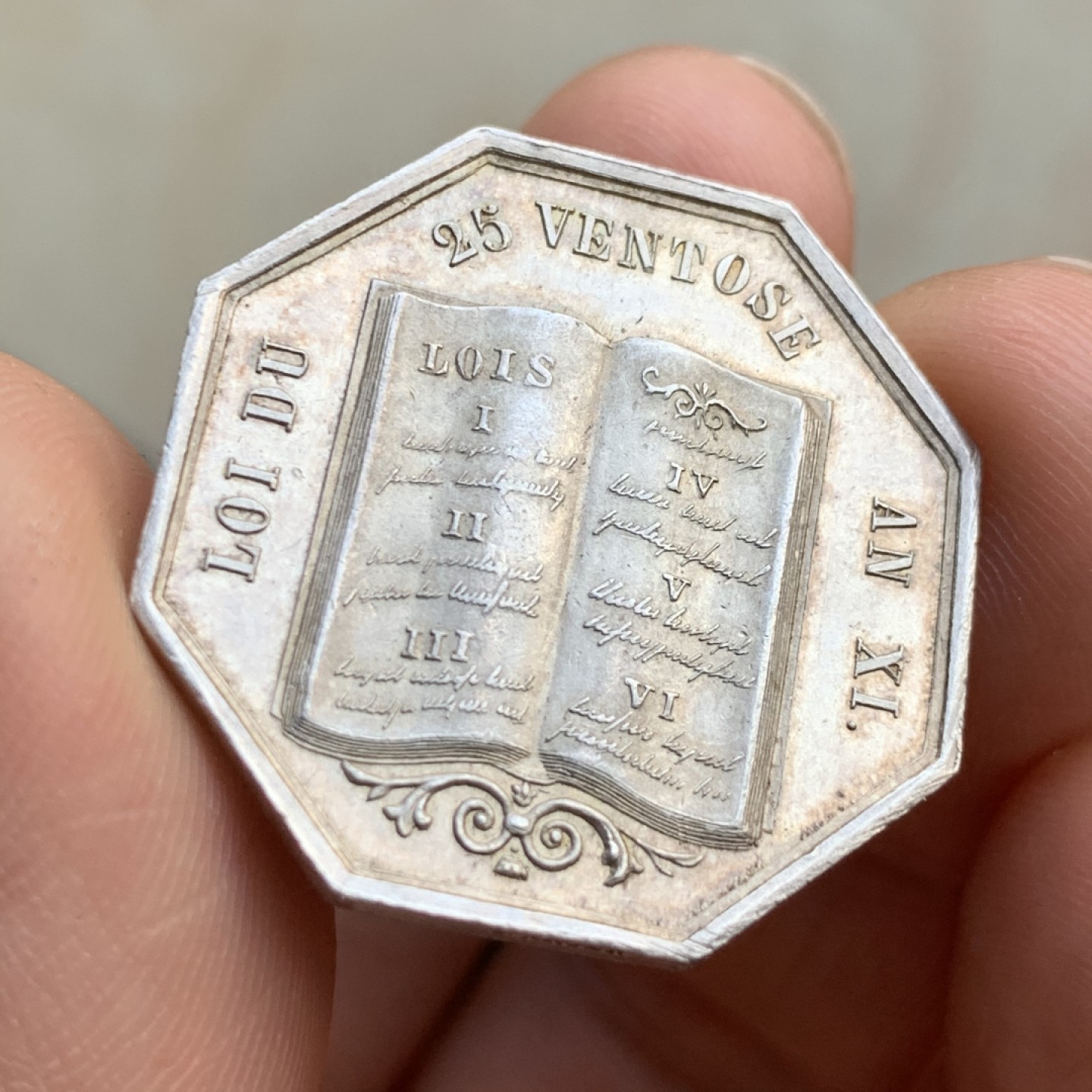 《竞宝斋》第49场-本周日，周一2场连拍（全场不限金额包邮） 五彩好品 法国 1860-1879年 公证人 八角银质代币 对角29mm  9.7克 蜜蜂边铭银标 精致却不失细节 高点具在