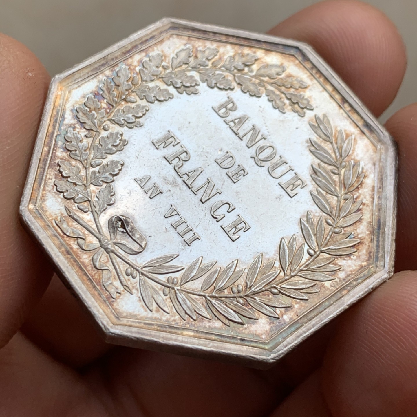 《竞宝斋》第49场-本周日，周一2场连拍（全场不限金额包邮） 非常漂亮的一枚  法国 1845-1860年邮储银行 大型八角银质代币 对角39.5mm，重25.8克 手指边铭 +银标 细节优秀 