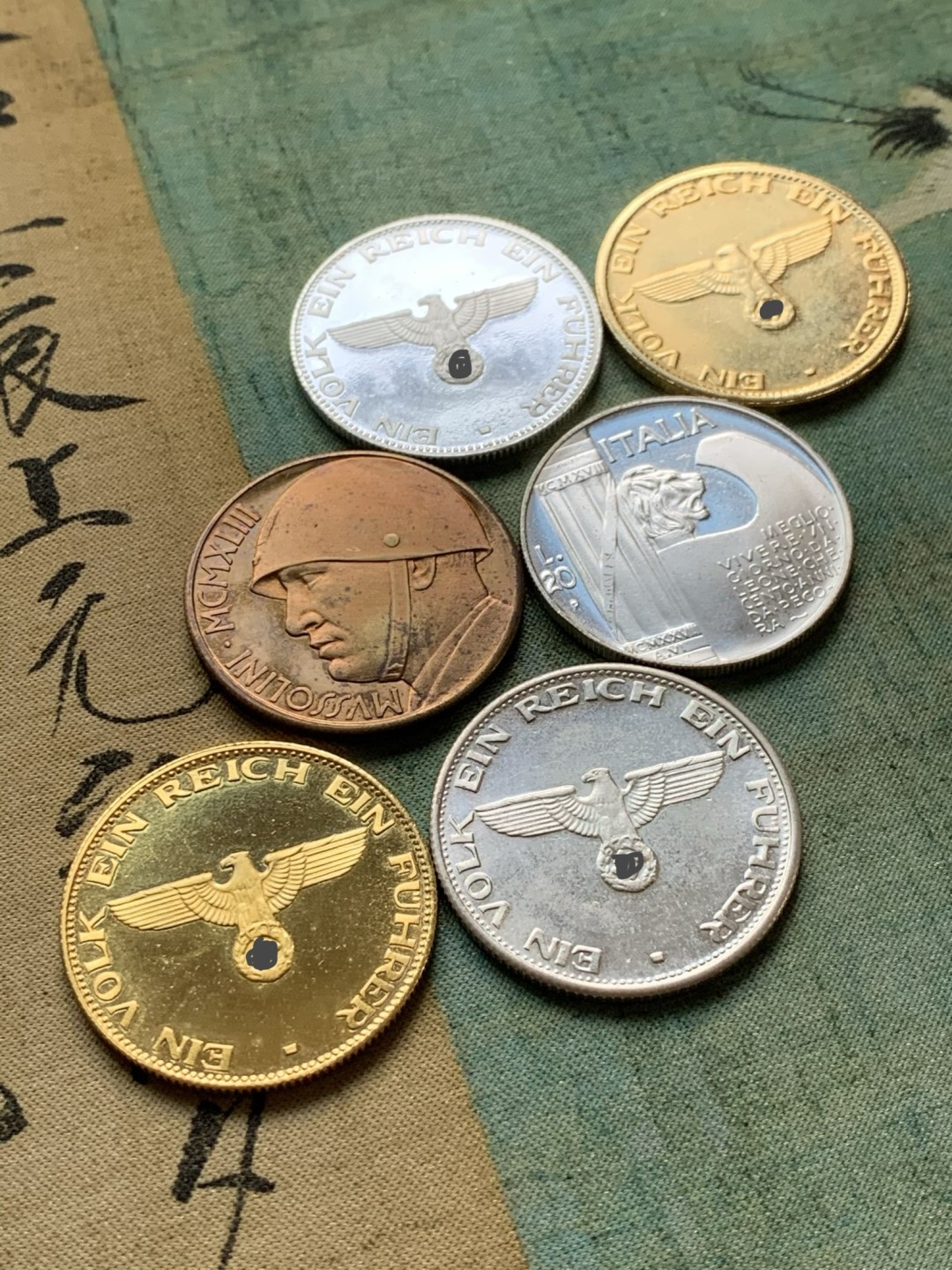 《竞宝斋》第49场-本周日，周一2场连拍（全场不限金额包邮） 元首头像纪念章5枚、墨索里尼头像纪念章1枚（共6枚），其中一枚正面元首头像、背面墨索里尼头像的很少见