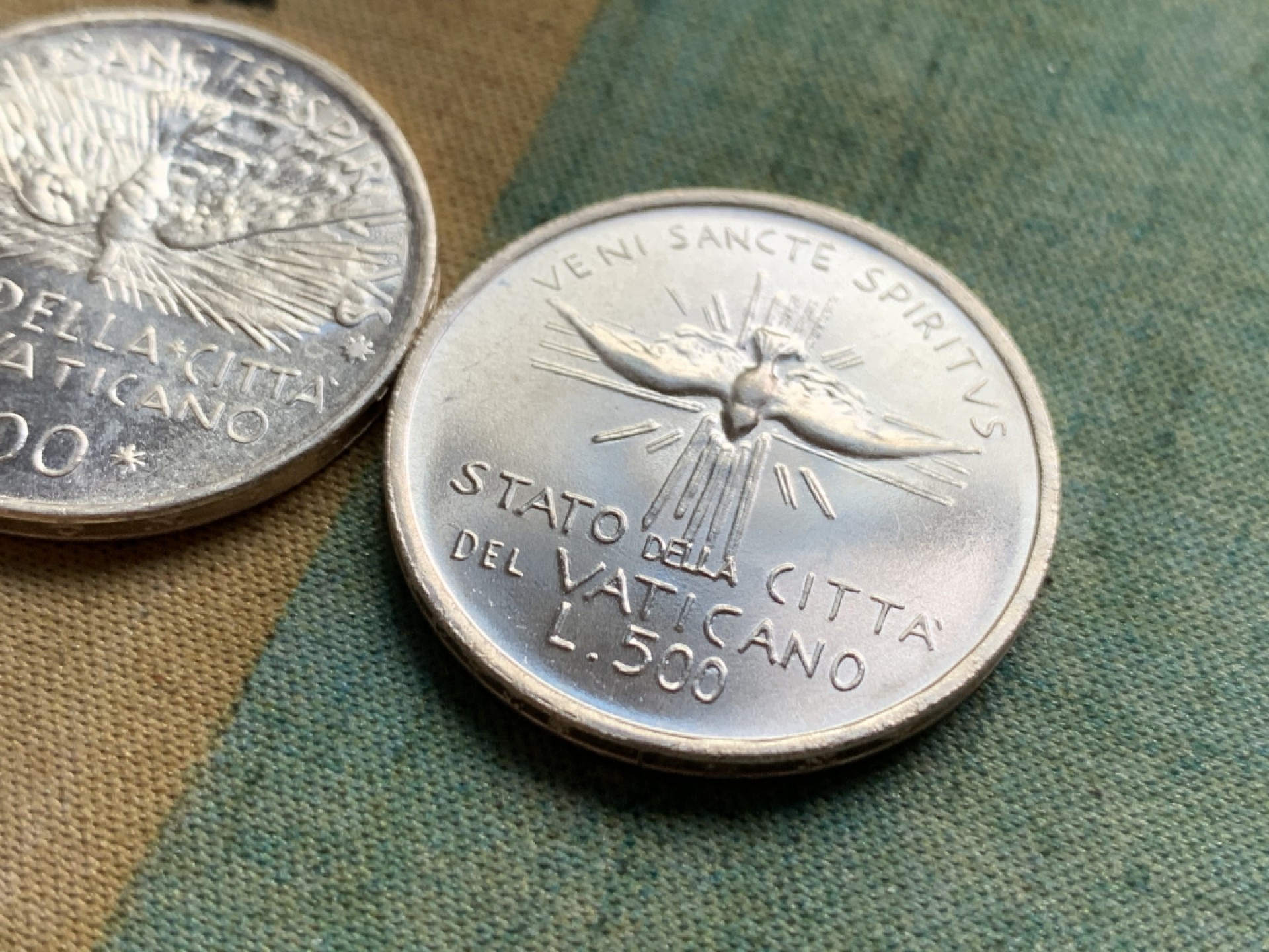 《竞宝斋》第49场-本周日，周一2场连拍（全场不限金额包邮） 梵蒂冈1978年教皇缺位500里拉银币一对（2种不同）